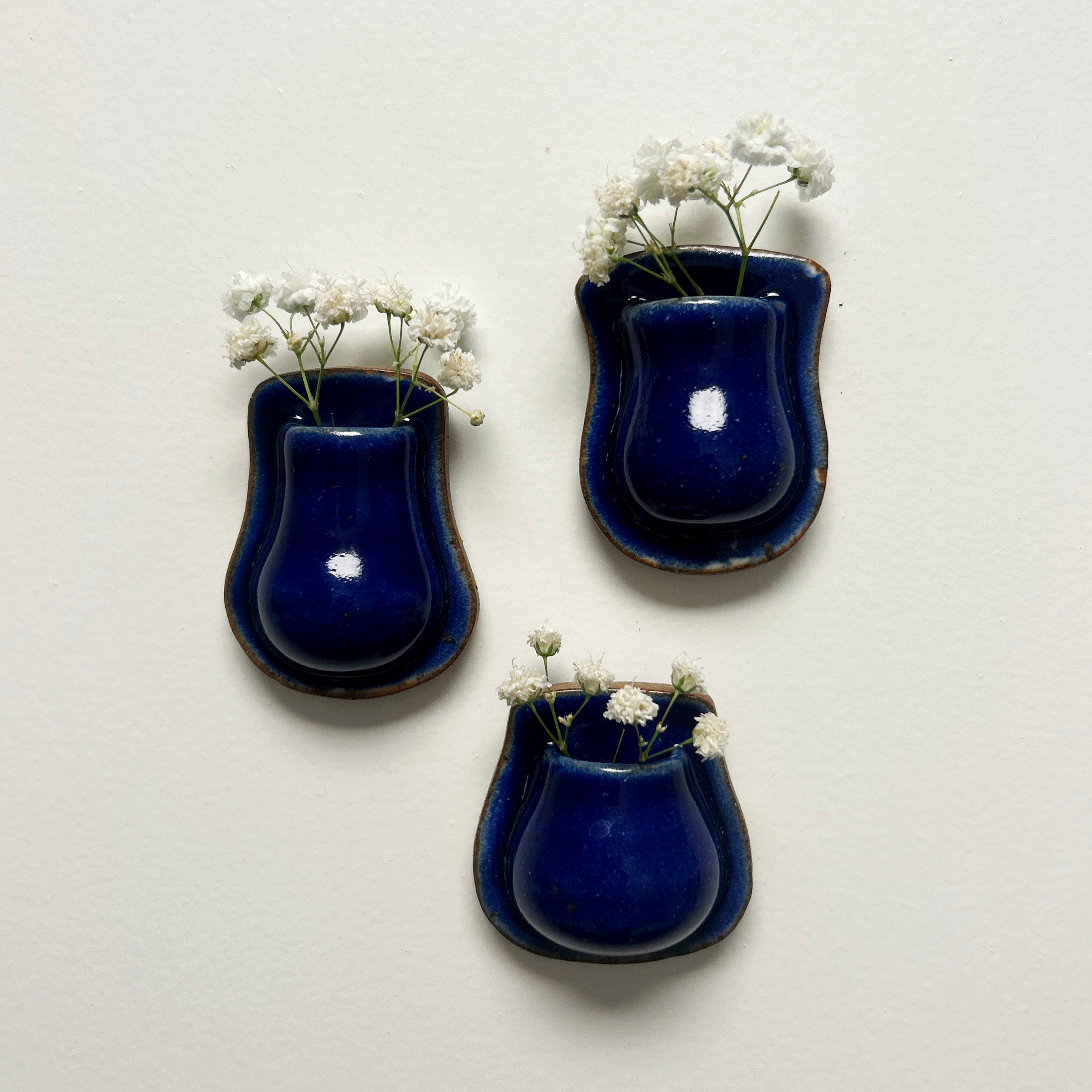 blue mini vase magnet